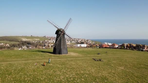 People Relaxing Green Meadows Beacon Mill New Mill Sea Background — Vídeo de Stock