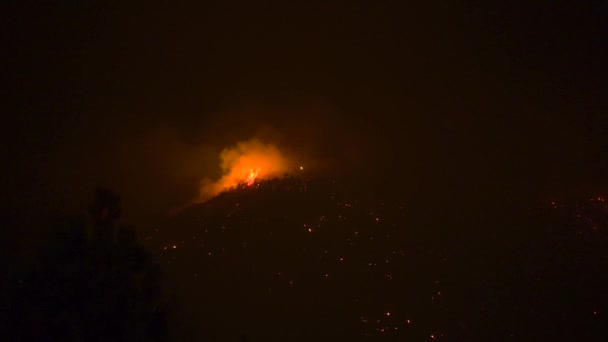 Dramatische Bosbranden Schilderen Lucht Oranje Verre Hooglanden Tijdens Nacht — Stockvideo