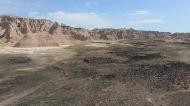 Fly Grassland Badlands National Park South Dakota Dirt Mountains Background — Wideo stockowe