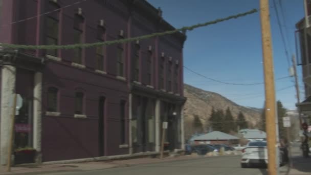 Icónico Centro Pequeña Ciudad Con Calle Tráfico Montaña Fondo Pan — Vídeo de stock