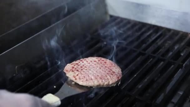 Shot Someone Cooking Tasty Beef Burger Meat Hot Grill Turning — Videoclip de stoc