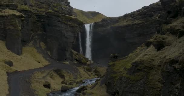 Kvernufoss Waterfall Beautiful Iceland Landscape Establishing Zoom Out — Video