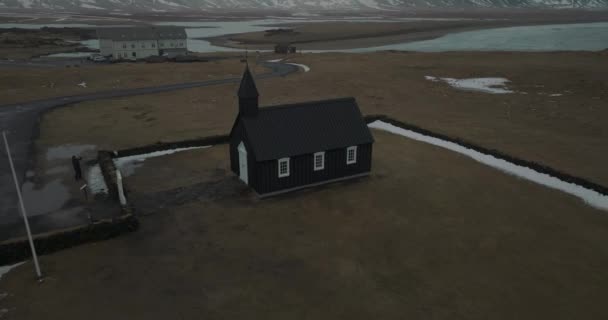 Знаменитая Черная Церковь Будира Живописный Ландшафт Исландии Создание Воздушного Тянуть — стоковое видео