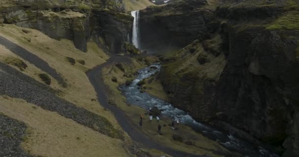 Turyści Piesi Fotografowie Wodospadzie Kvernufoss Islandii Aerial — Wideo stockowe