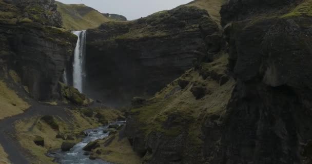 Gorgeous Cave Cliffs Cascading Kvernufoss Waterfall Iceland Aerial Slow Approach — Wideo stockowe