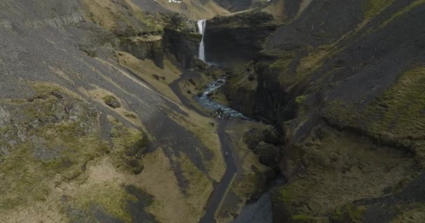 Τουρίστες Πεζοπορία Προς Την Όμορφη Kvernufoss Καταρράκτη Στην Ισλανδία Aerial — Αρχείο Βίντεο
