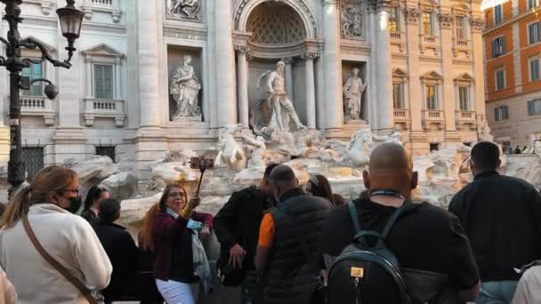 Grupo Turistas Visitando Famosa Fonte Trevi Tirando Selfies Com Câmera — Vídeo de Stock