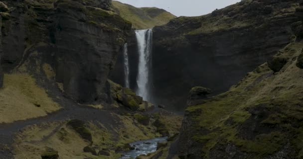 Cachoeira Kvernufoss Bela Caverna Com Falésias Cênicas Islândia — Vídeo de Stock