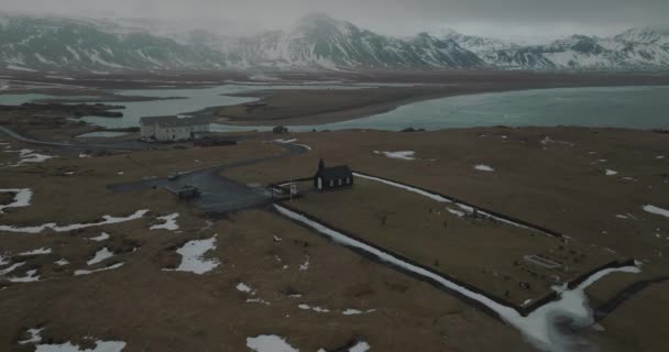 アイスランドの有名なランドマーク教会の建物のシネマティックな空中ビュー — ストック動画