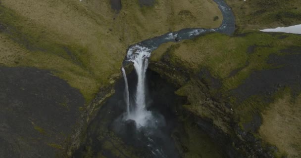 Aerial View Majestic Kvernufoss Waterfall Etelä Islannissa — kuvapankkivideo