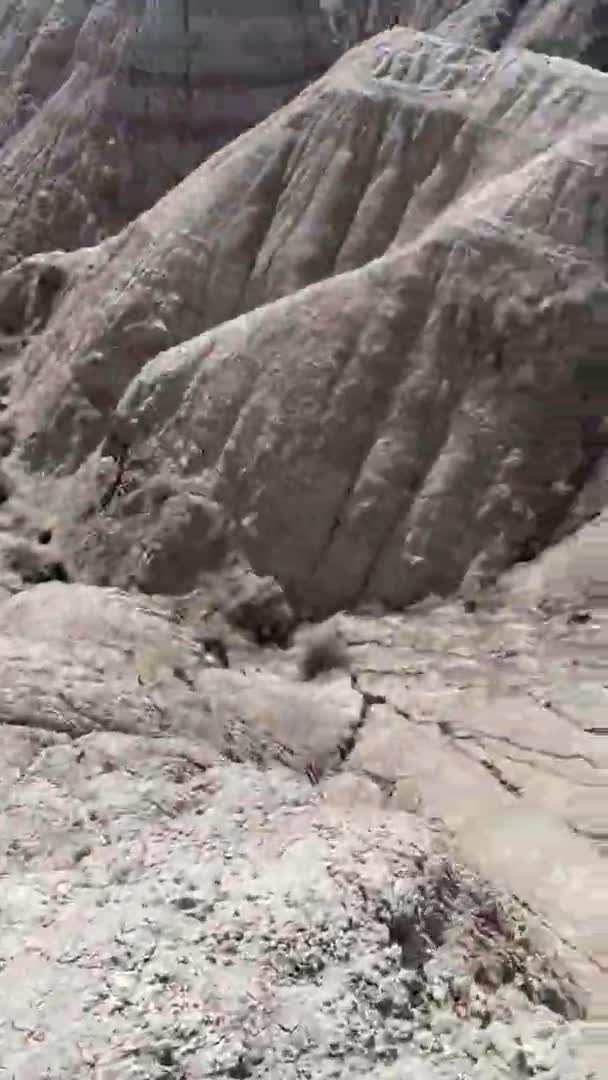 Eerste Persoon Verticaal Uitzicht Wandelen Badland National Park South Dakota — Stockvideo