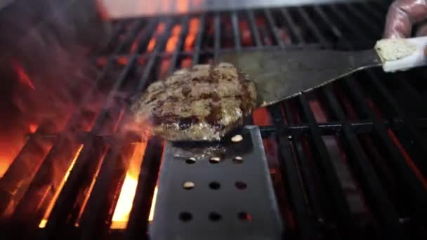 Close Tiro Alguém Segurando Carne Fresca Hambúrguer Carne Espátula Cozido — Vídeo de Stock