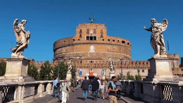 로마에서 사람을 가로지르는 산탄젤로 배경에는 카스텔 탄젤로 — 비디오