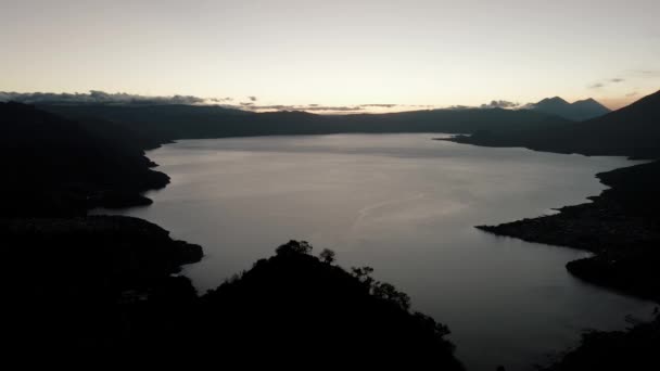 グアテマラのAttilan湖 San Juan San Pedro火山の上のインド鼻の空中ビュー — ストック動画