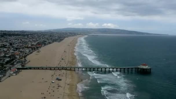 Aerial View Overcast Skies Stretch Coastline Manhattan Beach People Coming — Stockvideo