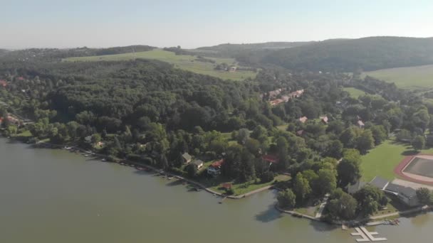 Pcsi TとOrf湖 Pcsハンガリーの近くのMecsekヒルズ Baranya郡の人気のある観光地のシネマティック4K空中ドローンパンショット — ストック動画