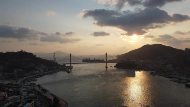 Drone Vliegt Naar Iconische Dolsan Bridge Morgen Zonneschijn Yeosu Stad — Stockvideo