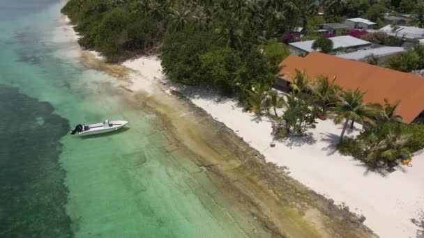 Boat Parked Maldese Island Which Has Buildings Blue Water — Wideo stockowe