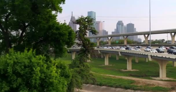 Panning Shot Cars North Freeway Downtown Houston — Video Stock