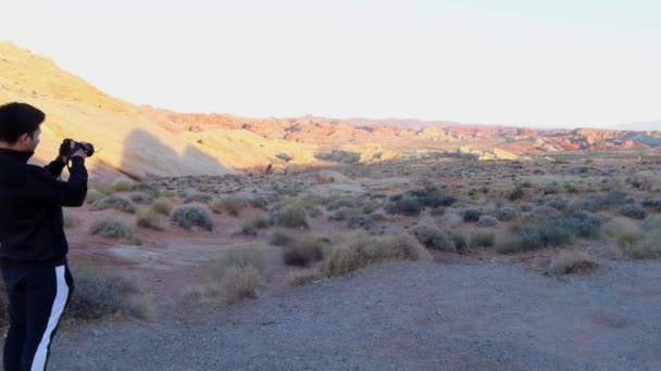 Photographer Taking Pictures Natural Wilderness Desert Landscape Valley Fire State — Vídeo de Stock