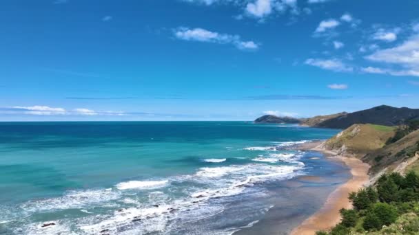 Fliegen Sie Über Einsamen Strand Und Felsiges Riff Zum Azurblauen — Stockvideo