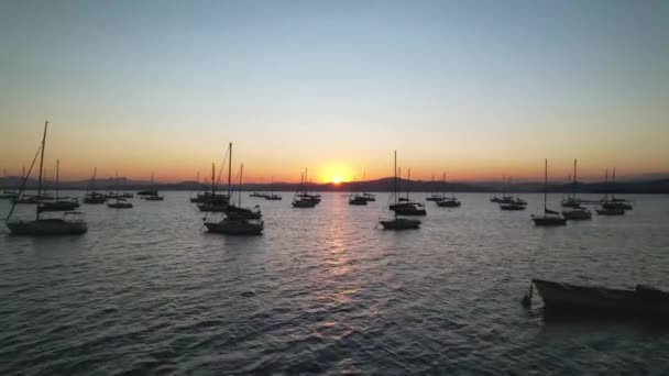 Calm Aerial Pass Sailboats Setting Sun Disk Mountain Horizon Ocean — Stock videók