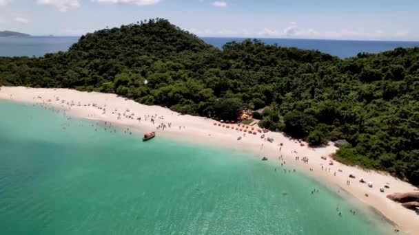 Aerial Partial Orbit Vibrant Bright Turquoise Teal Tropical Island Beach — Vídeo de Stock