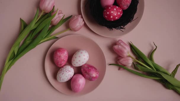 Vista Las Manos Recogiendo Huevos Pascua Bellamente Decorados Plato Rosado — Vídeos de Stock