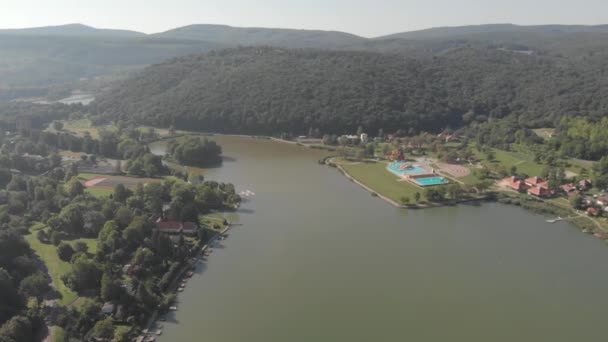 Pcsi Aquapark Orf Orf Lake Pcs Hungary近くのMecsek Hills Baranya郡の人気観光地のシネマティック4K空中ドローンパンショット — ストック動画