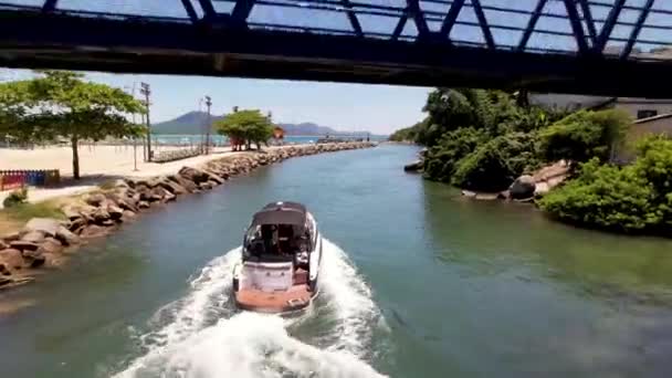 Aerial Fast Pass Bridge Follow Speedboat River Channel Barra Lagoa — Stockvideo