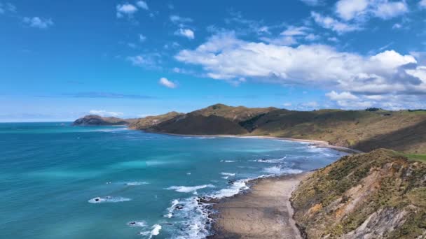 Fly Skalnatý Útes Waihau Beach Strmé Útesy Nedotčené Moře Aotearoa — Stock video