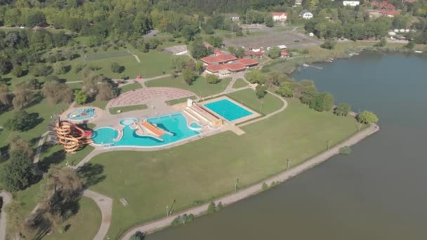 Pcsi TとOrf Lakeの隣にあるAquapark Orfでプールやスライドから撮影されたシネマティック4K空中ドローンハンガリーPcs近くのBaranya郡メッセクヒルズの人気観光地 — ストック動画