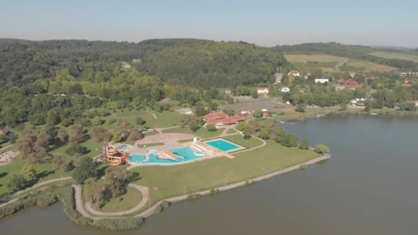 Cinematica Ripresa Drone Aereo Delle Piscine Scivoli Aquapark Orf Accanto — Video Stock