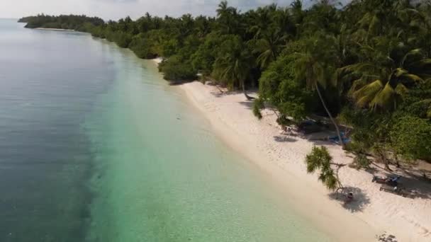 Drönarflygning Över Maldivernas Sandkust Ena Sidan Stort Vatten Andra Sidan — Stockvideo