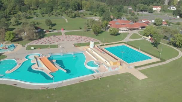 Cinematische Luchtfoto Drone Beelden Van Zwembaden Glijbanen Bij Aquapark Orf — Stockvideo