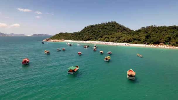 Órbita Aérea Barcos Pesca Coloridos Vibrantes Águas Tropicais Praia Ilha — Vídeo de Stock