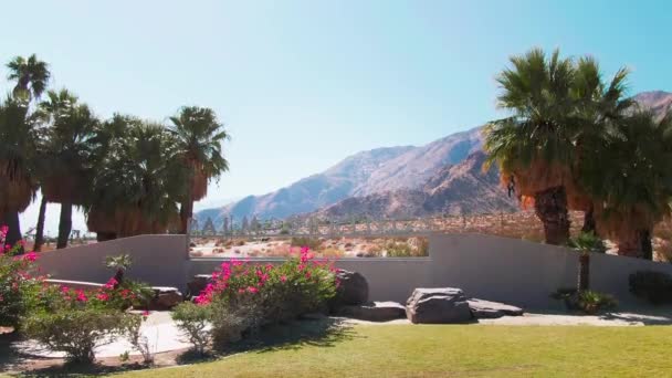 Drone Aerial Shot Moving Revealing Palm Springs Tourism Sign Mountain — Stockvideo