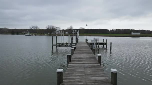 Langzame Drone Beelden Van Een Boot Dok — Stockvideo