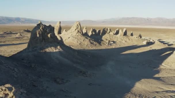 Gladde Luchtfoto Langs Een Keten Van Pinnacles Vliegend Californische Woestijn — Stockvideo