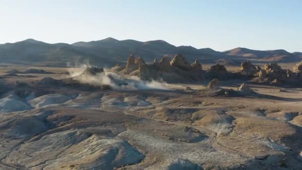 Cinematic Establishing Shot Trona Pinnacles Covered Dust Overlooking Mountain Range — Stockvideo