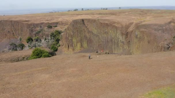 Bezoekers Staan Aan Rand Van Klif Table Mountain Oroville Californië — Stockvideo