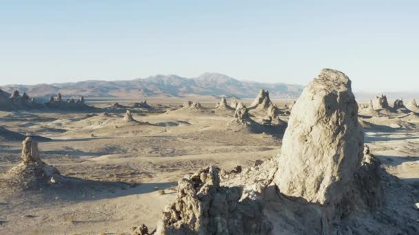 Smooth Close Shot Pinnacles California Desert Sunny Day — Stockvideo