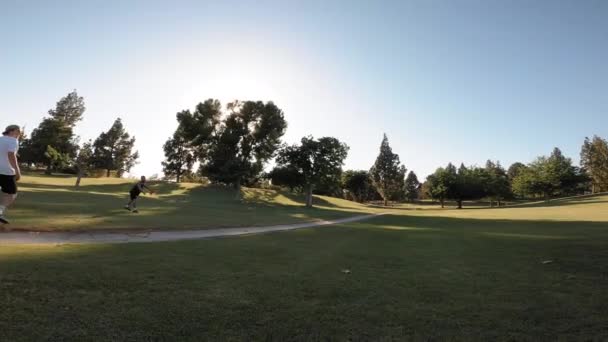 Mann Wirft Scheibe Korb Auf Frisbee Golfplatz — Stockvideo