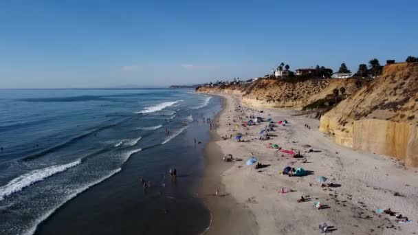 Stunning Aerial Drone Shot Drone Ascends While Filming Beach People — Vídeo de stock