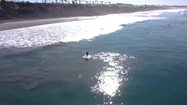加州卡尔斯巴德海滩 一名男子在靠近海滩的海面上吃喝时被拍到的惊人的无人驾驶飞机镜头 — 图库视频影像