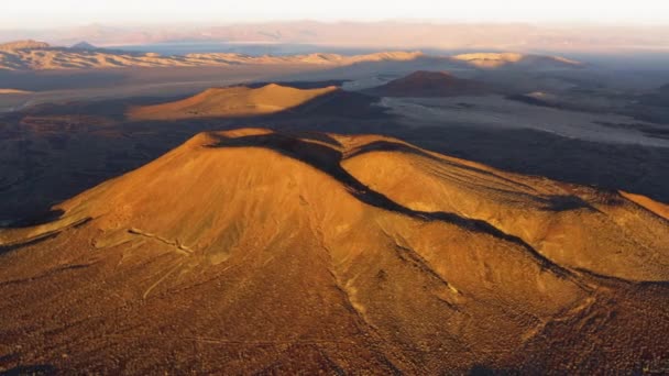 Kaliforniya Daki Cima Volkanik Tarlasında Çöl Dağları Üzerinde Güneş Işığı — Stok video