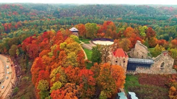 Neogotycki Zamek Sigulda Otoczony Jesiennymi Kolorowymi Liśćmi Antena — Wideo stockowe