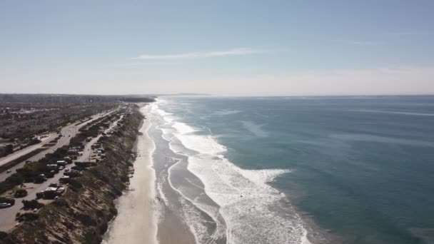 Hermoso Disparo Aéreo Dron Volando Largo Costa Sobre Playa Carlsbad — Vídeos de Stock