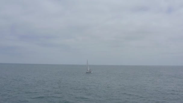 Een Prachtige Drone Schot Volgen Circuleren Van Een Zeilboot Oceaan — Stockvideo