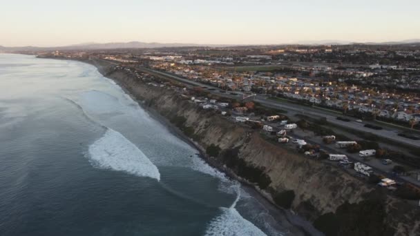 Beautiful Aerial Drone Shot Drone Flying Coast Mountains Background Carlsbad — Stockvideo